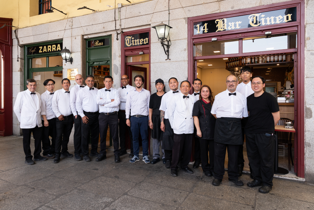 Equipo de Bar Tineo frente al Restaurante en Madrid ubicado en la Plaza Mayor