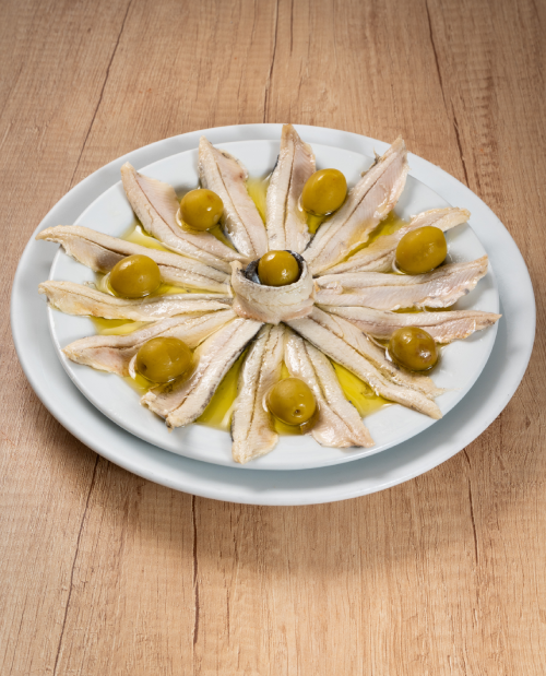 Boquerones en vinagre con aceitunas en restaurante en Plaza Mayor Madrid.