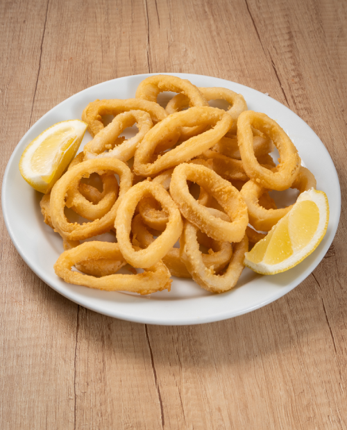 Calamares fritos con limón en restaurante en Plaza Mayor Madrid.