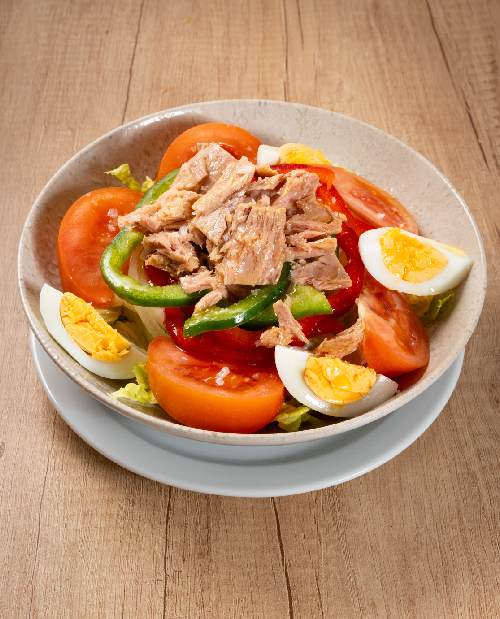 Ensalada mixta con atún, tomate y huevo en restaurante en Plaza Mayor Madrid.
