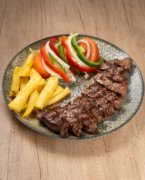 Entrecot a la plancha con patatas en restaurante en Plaza Mayor Madrid.