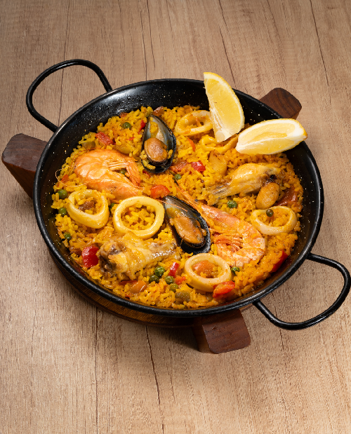 Paella mixta con marisco y carne en restaurante en Plaza Mayor Madrid.