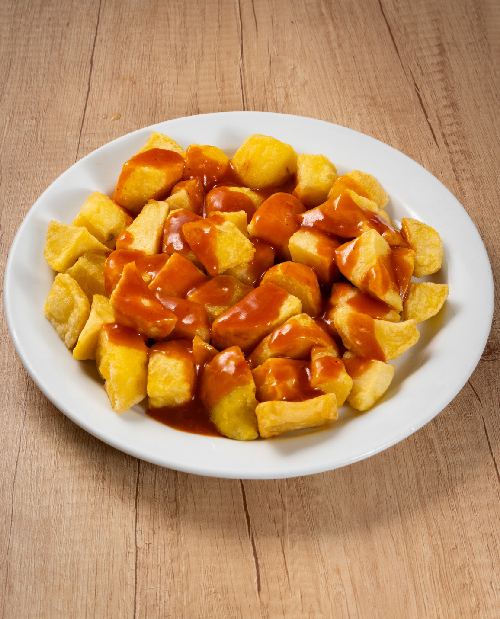 Patatas bravas con salsa tradicional en restaurante en Plaza Mayor Madrid.