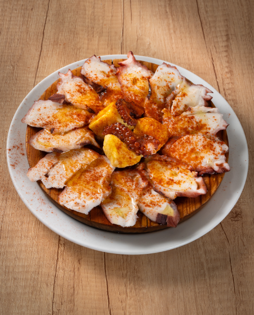 Pulpo a la gallega con patatas servido en restaurante en Plaza Mayor Madrid.