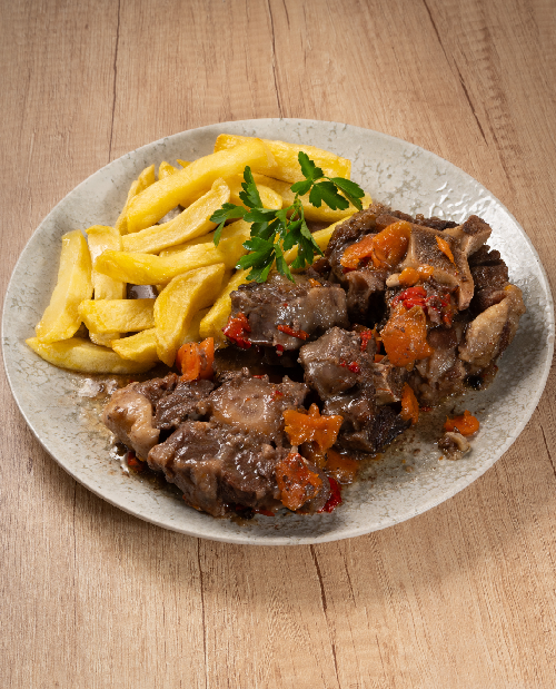 Rabo de toro guisado con patatas en restaurante en Plaza Mayor Madrid.