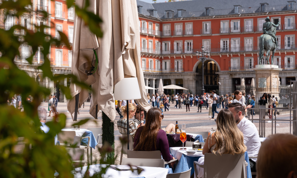 Restaurante en Plaza Mayor Madrid con terraza y vistas a la estatua ecuestre de Felipe III.